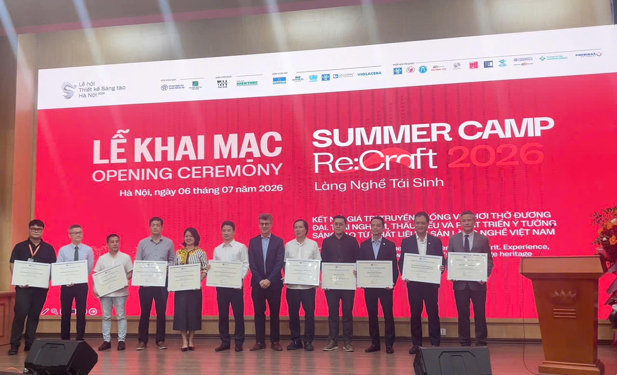 Đại diện 11 trường đại học nhận giấy chứng nhận từ ban tổ chức.