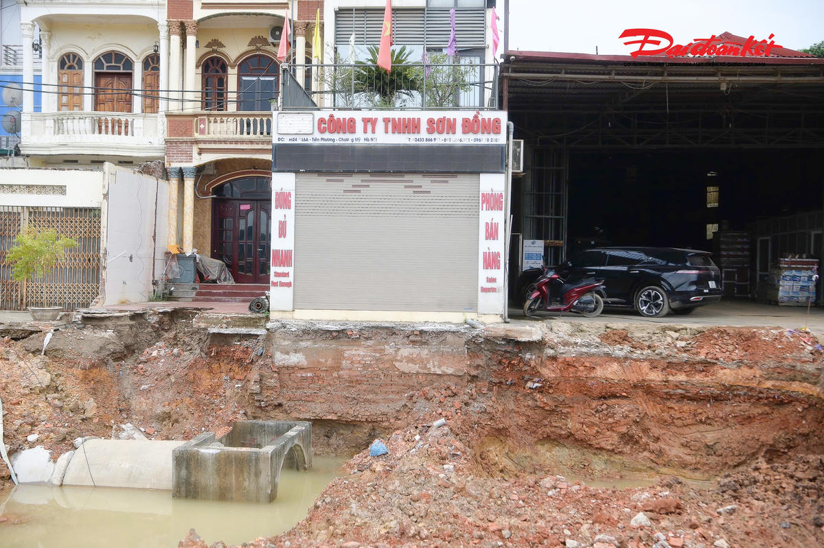 Mở rộng Quốc lộ 6: Trước cửa nhà dân bỗng xuất hiện những "vách" cao hàng mét