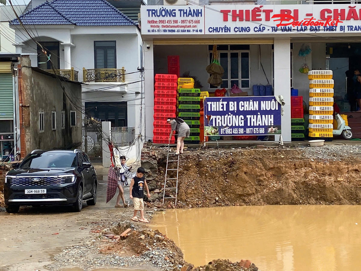 Không ít hộ dân phải tự bắc những chiếc cầu tạm bằng gỗ, thép hoặc đổ đất để tạo lối đi vào nhà. Việc di chuyển xe máy, xe đạp hay vận chuyển hàng hóa đều gặp nhiều khó khăn, đặc biệt đối với người già và trẻ nhỏ.