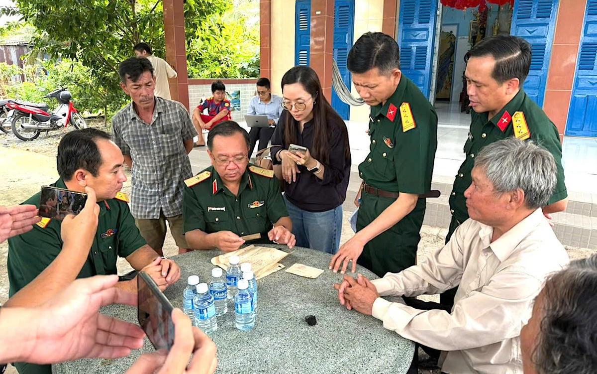 Đại diện gia đình thân nhân liệt sĩ Huỳnh Văn Quên làm việc với đoàn công tác. Ảnh: N.Tiến.