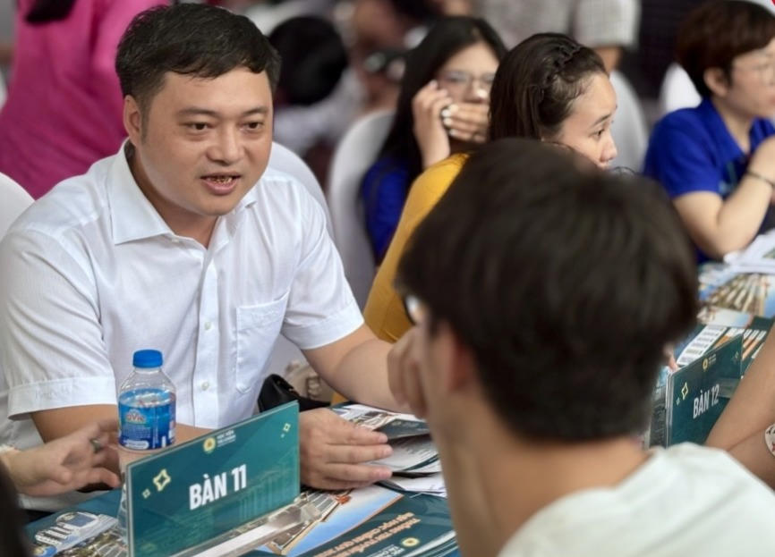 Thí sinh tìm hiểu thông tin tuyển sinh đại học 2026. Ảnh: P.Lan.