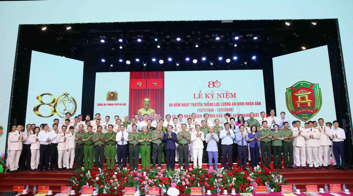 Các đồng chí lãnh đạo thành phố Hà Nội chụp ảnh lưu niệm với các đồng chí lãnh đạo, nguyên lãnh đạo Công an TP Hà Nội.