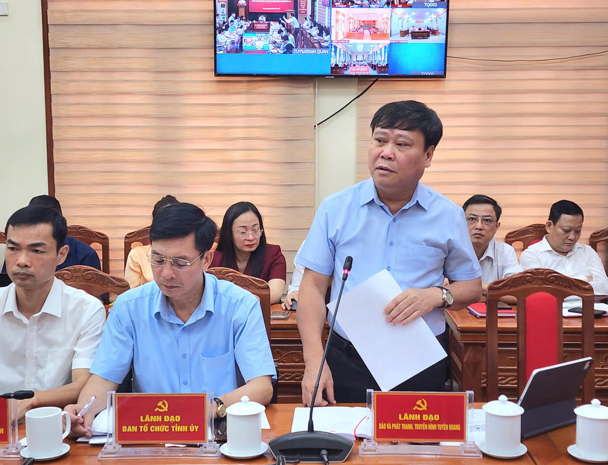 Lãnh đạo Báo và phát thanh, truyền hình Tuyên Quang thảo luận tại Hội nghị.