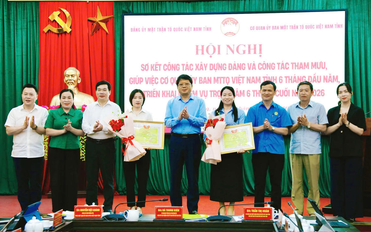 Khen thưởng tại Hội nghị. Ảnh: MTTQ.