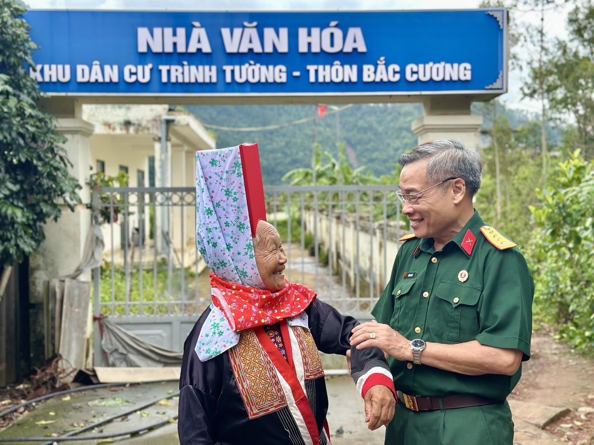 Đại tá Đàm Huy Đắc, Chủ tịch Hội Cựu chiến binh tỉnh Quảng Ninh hỏi han tình hình cuộc sống của bà con khu dân cư Trình Tường, thôn Bắc Cương (xã Hoành Mô). Ảnh: Ngọc Anh