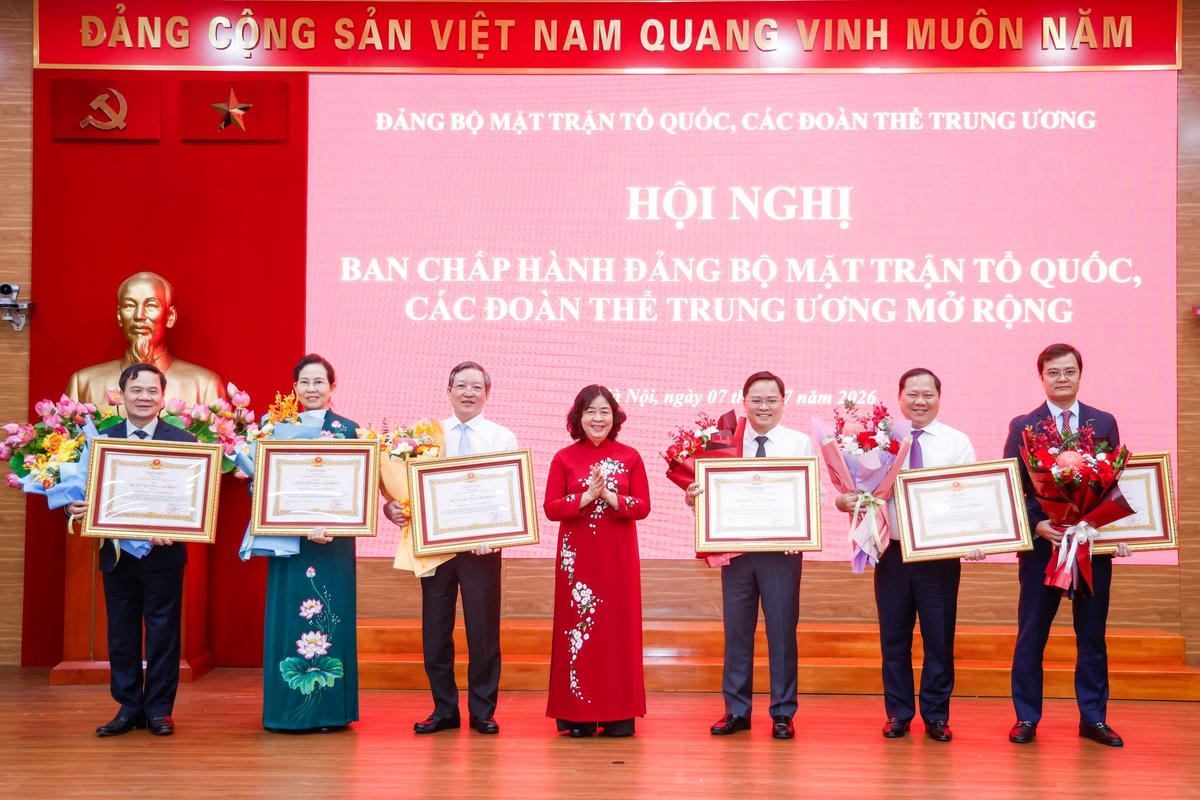 Chủ tịch Bùi Thị Minh Hoài trao tặng Huân chương Lao động Hạng Ba cho các tập thể, cá nhân đã có thành tích xuất sắc, tiêu biểu trong thực hiện Nghị quyết 18-NQ/TW. Ảnh: Quang Vinh.