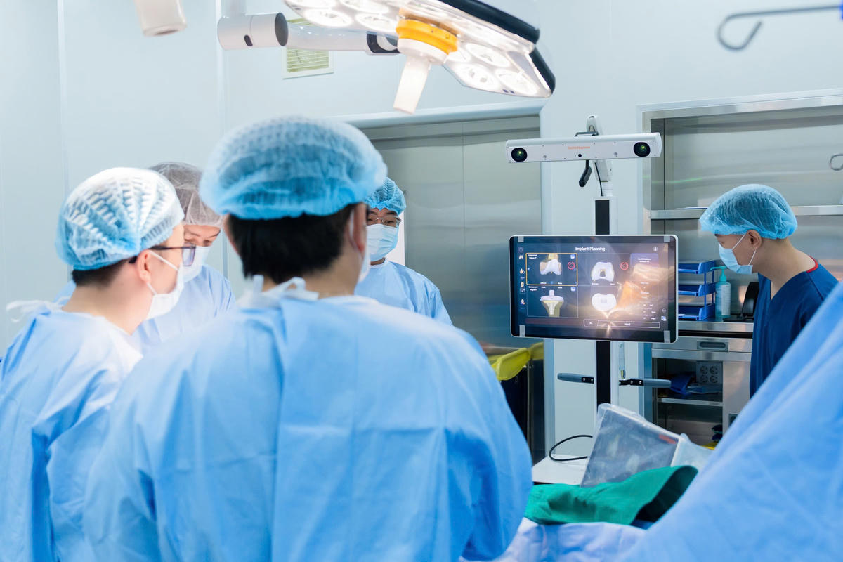 Với khả năng lập kế hoạch cá thể hóa và hỗ trợ thao tác chính xác, robot CORI giúp nâng cao hiệu quả phẫu thuật thay khớp và rút ngắn thời gian hồi phục.