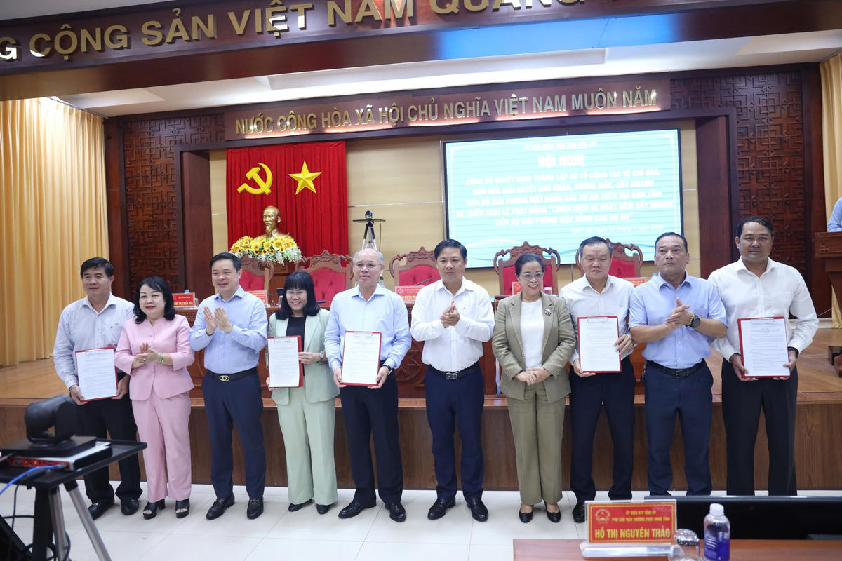 Các đồng chí Thường trực Tỉnh ủy trao Quyết định thành lập 05 tổ công tác. Ảnh:TH.