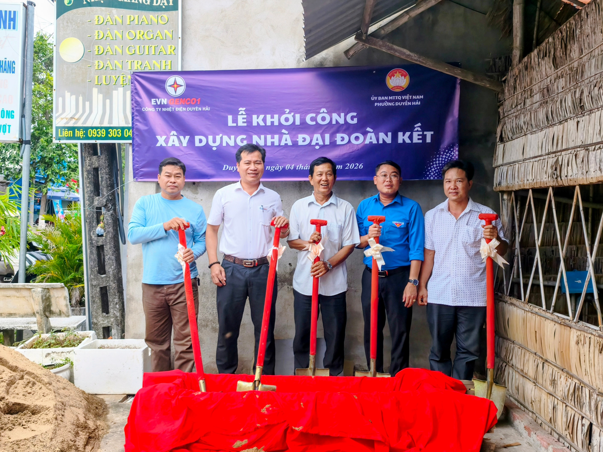 Đại diện Công ty Nhiệt điện Duyên Hải và chính quyền địa phương khởi công xây nhà Đại đoàn kết cho các hộ gia đình có hoàn cảnh khó khăn.