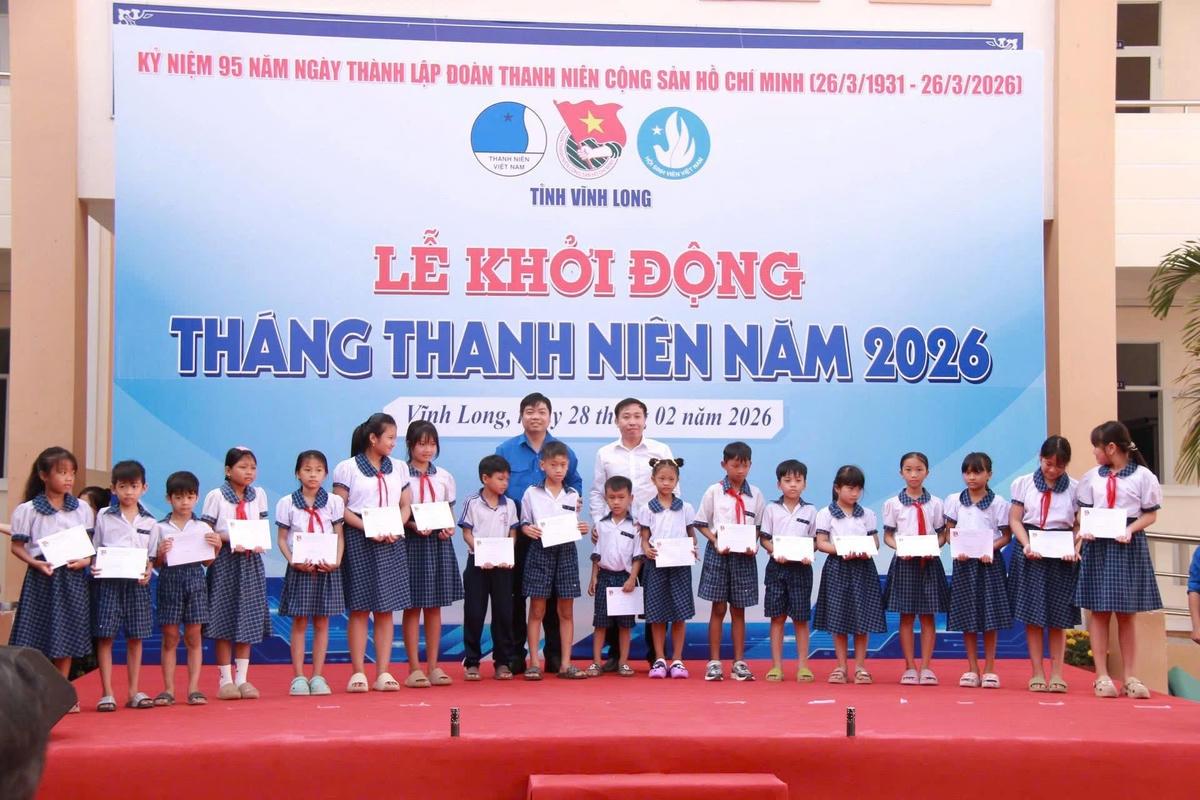 Đại diện Công ty Nhiệt điện Duyên Hải đã trao 90 suất học bổng cho học sinh có hoàn cảnh khó khăn, hiếu học tại Lễ khởi động Tháng Thanh niên năm 2026