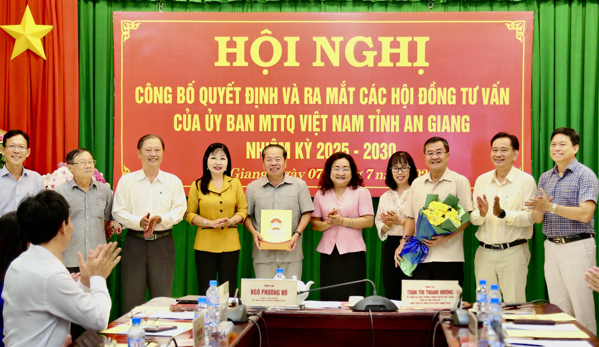 Phó Bí thư Tỉnh ủy, Chủ tịch Ủy ban MTTQ Việt Nam tỉnh An Giang Trần Thị Thanh Hương trao quyết định và tặng hoa cho Hội đồng tư vấn về Kinh tế và Xã hội. Ảnh: Thanh Tiến 