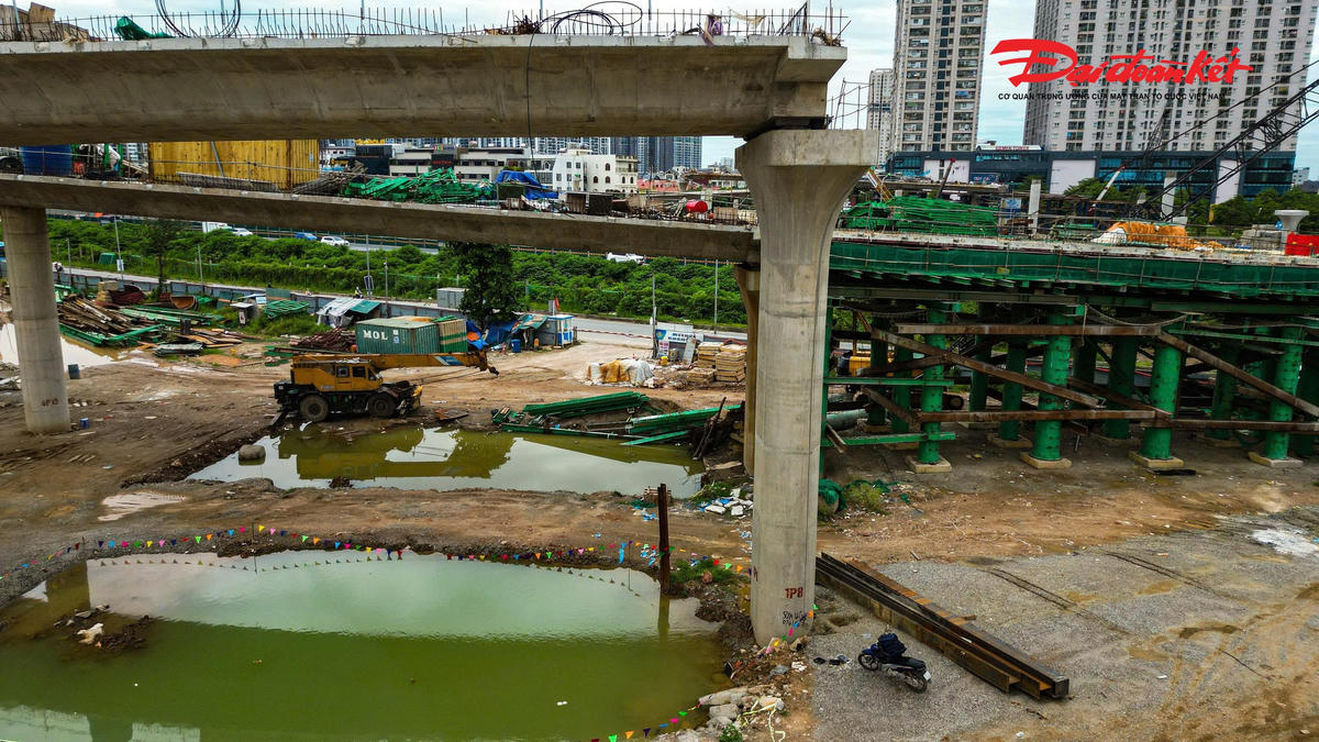 Nút giao gần 2.400 tỷ đồng ở cửa ngõ phía Tây Hà Nội dần lộ diện sau hơn một năm thi công