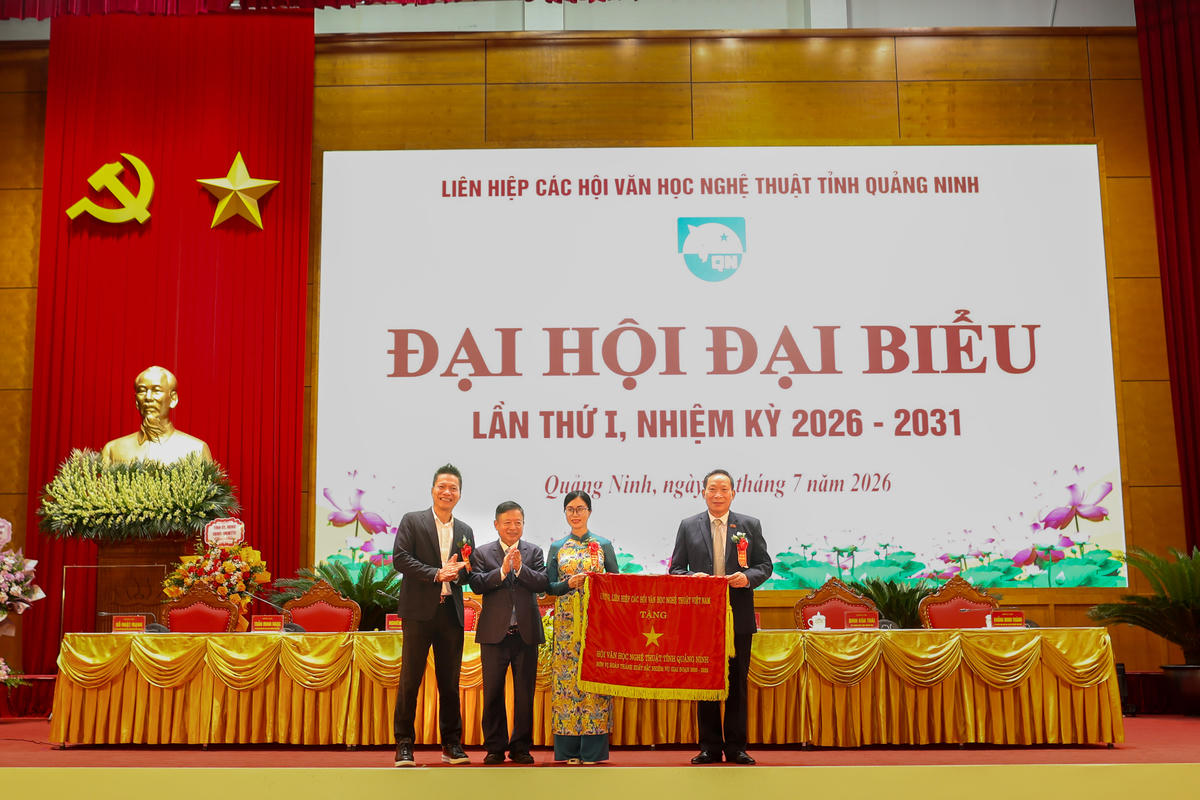 Ông Đỗ Hồng Quân, Phó Chủ tịch không chuyên trách UBTƯ MTTQ Việt Nam, Chủ tịch Liên hiệp các Hội Văn học Nghệ thuật Việt Nam tặng Cờ thi đua cho Liên hiệp Hội Văn học Nghệ thuật tỉnh Quảng Ninh. Ảnh: Dương Phượng Đại.