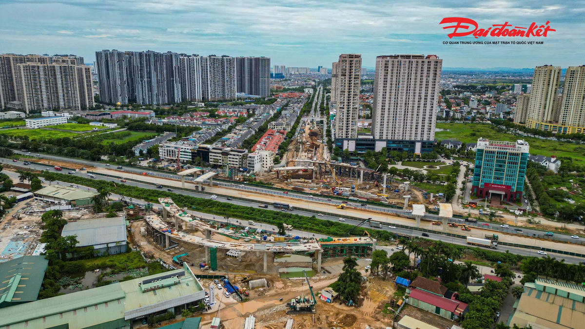 Sau hơn một năm triển khai, dự án nút giao khác mức giữa đường Vành đai 3,5 và Đại lộ Thăng Long đang bước vào giai đoạn thi công khẩn trương. Từ trên cao, quy mô của công trình dần hiện rõ với hệ thống cầu nhánh uốn cong theo dạng tuabin cùng nhiều hạng mục quan trọng được triển khai đồng loạt.