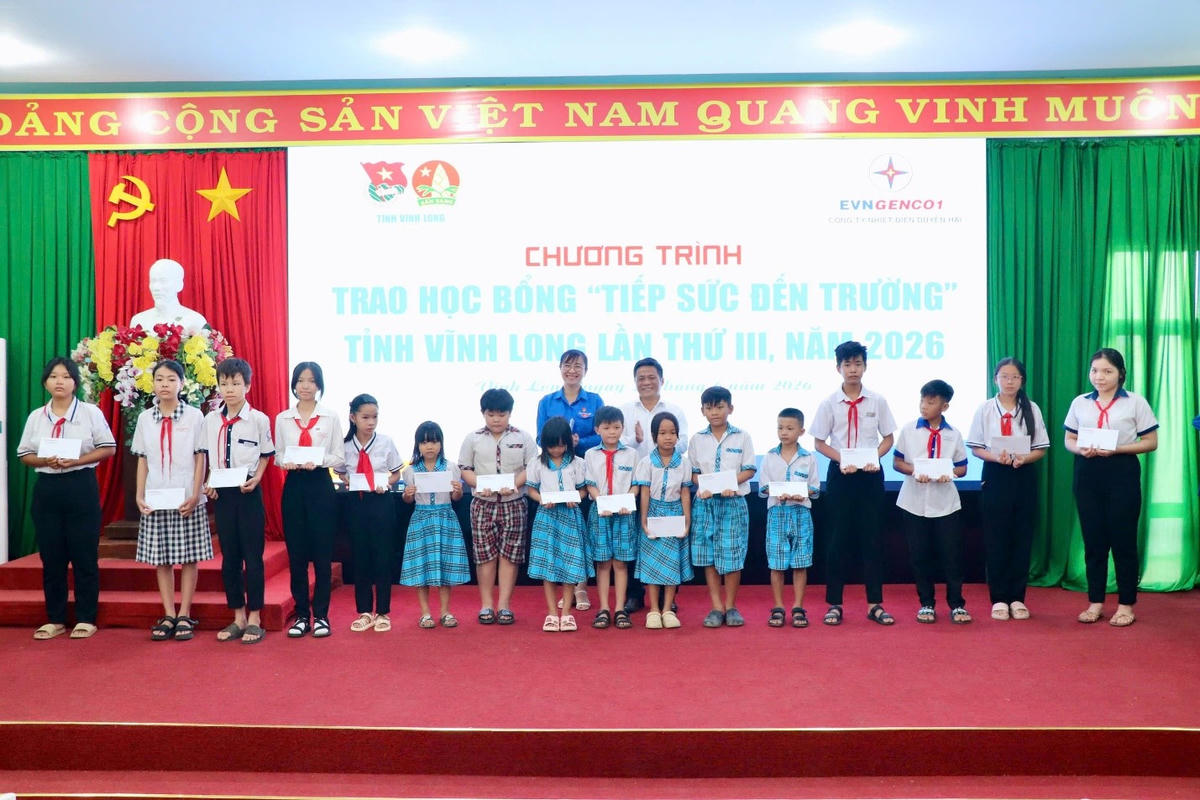 Lãnh đạo Công ty Nhiệt điện Duyên Hải trao học bổng cho học sinh có hoàn cảnh khó khăn trong chương trình "Tiếp sức đến trường" lần thứ III.