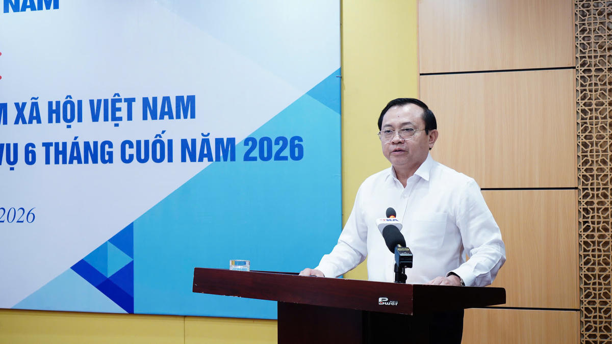 Thứ trưởng Bộ Tài chính Lê Tấn Cận phát biểu tại Hội nghị. Ảnh: BHXH VN.