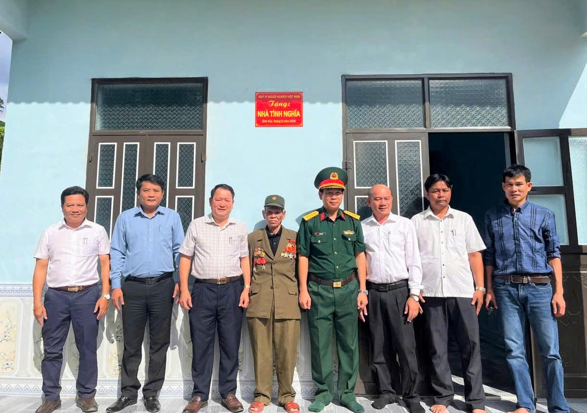 Chính quyền xã Đăk Kôi bàn giao căn nhà cho gia đình ông U Lú (ở giữa, đội mũ), thôn Tu Krối. Ảnh: UBND xã Đăk Kôi