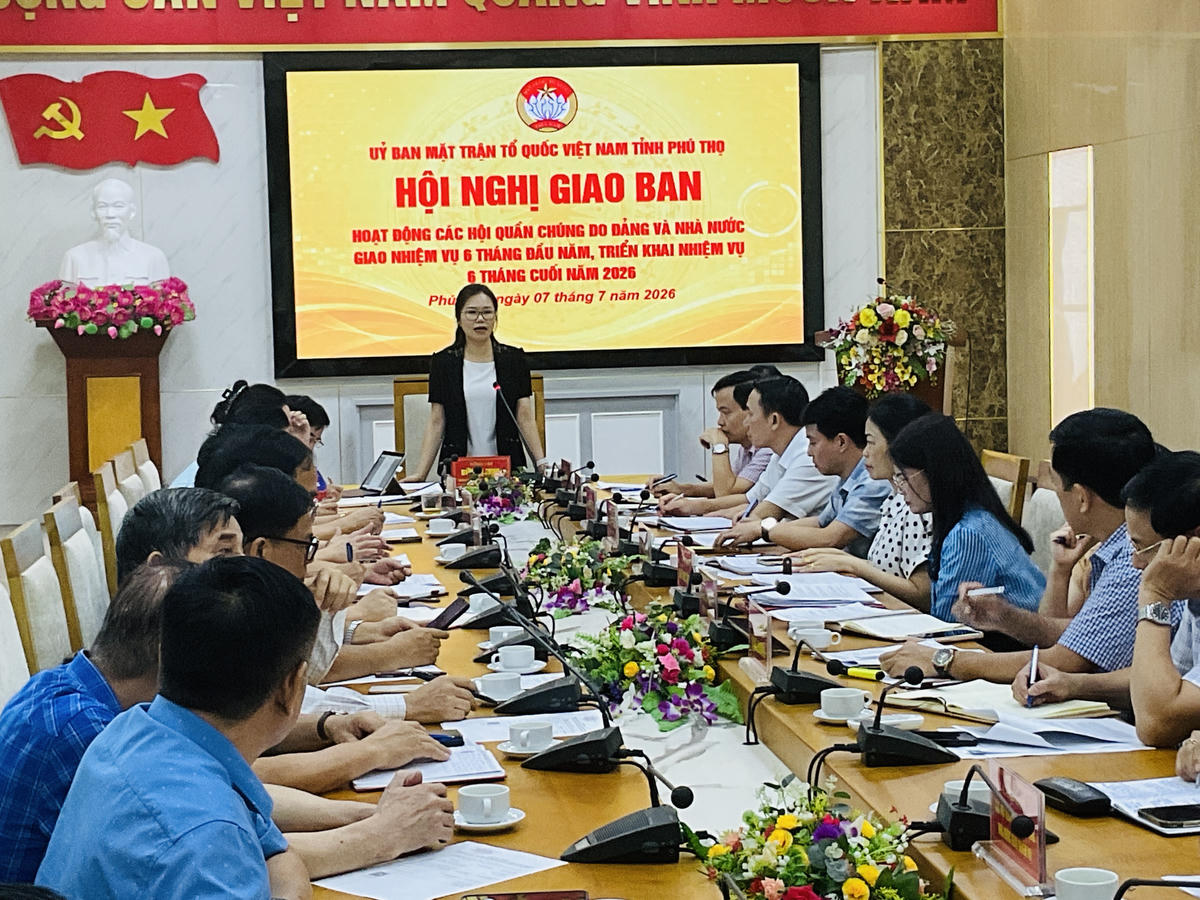 Chủ tịch Ủy ban MTTQ Việt Nam tỉnh Phú Thọ Bùi Thị Minh đánh giá cao tính chủ động và đóng góp của các hội quần chúng từ khi sắp xếp tinh gọn bộ máy. Ảnh: Tùng Duy.