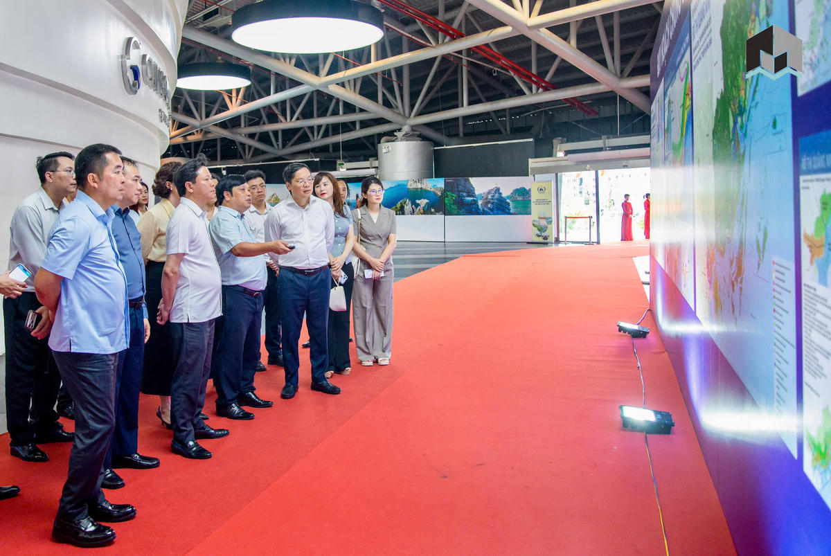 Thứ trưởng Bộ Nội vụ Trương Hải Long cùng các thành viên trong Đoàn công tác đi khảo sát tại Cung Quy hoạch, Hội chợ và Triển lãm tỉnh Quảng Ninh.