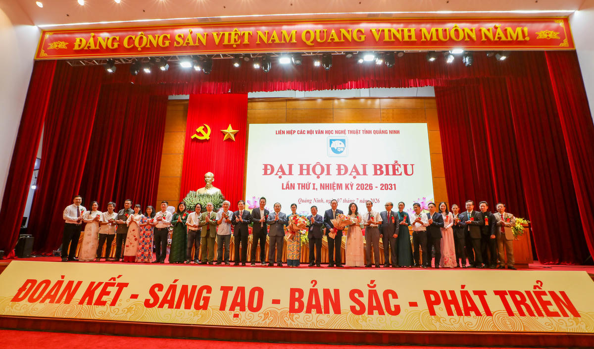 Ủy viên Trung ương Đảng, Bí thư Tỉnh ủy Quảng Ninh Quản Minh Cường và Phó Chủ tịch không chuyên trách UBTƯ MTTQ Việt Nam, Chủ tịch Liên hiệp các Hội Văn học Nghệ thuật Việt Nam Đỗ Hồng Quân tặng hoa chúc mừng Ban Chấp hành Liên hiệp các Hội Văn học Nghệ thuật Quảng Ninh khóa I, nhiệm kỳ 2026-2031. Ảnh: Dương Phượng Đại.