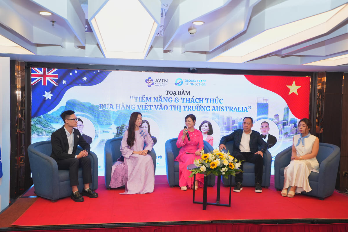 Toạ đàm "Tiềm năng và thách thức đưa hàng Việt vào thị trường Australia" với sự tham gia của các chuyên gia, doanh nhân và đại diện tổ chức xúc tiến thương mại hai nước. Ảnh: BTC.