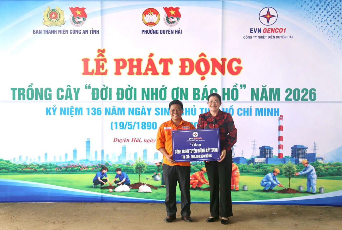 Đại diện Công ty Nhiệt điện Duyên Hải trao bảng tượng trưng hỗ trợ 200 triệu đồng thực hiện chương trình “Trồng cây đời đời nhớ ơn Bác Hồ” Tuyến đường cây xanh tại Khóm Láng Cháo
