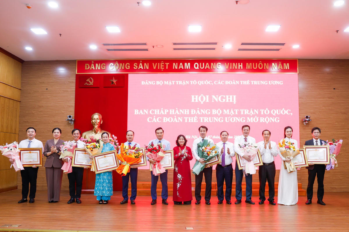 Chủ tịch Bùi Thị Minh Hoài trao tặng Bằng khen của Thủ tướng Chính phủ cho các tập thể, cá nhân đã có thành tích xuất sắc, tiêu biểu trong thực hiện Nghị quyết 18-NQ/TW. Ảnh: Quang Vinh.