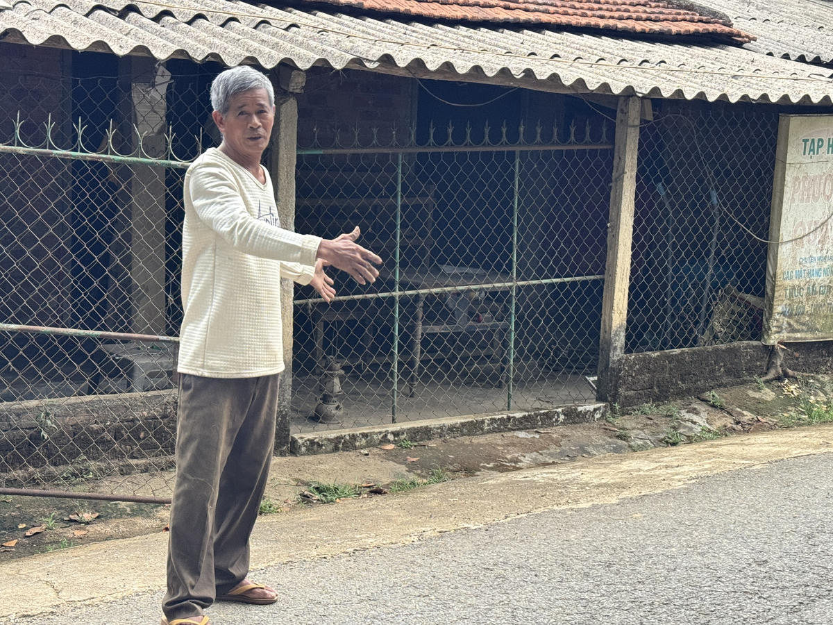 Ông Nguyễn Văn Quận cho biết, tuyến đường nhỏ hẹp nên hay xảy ra tai nạn. Ảnh NT.