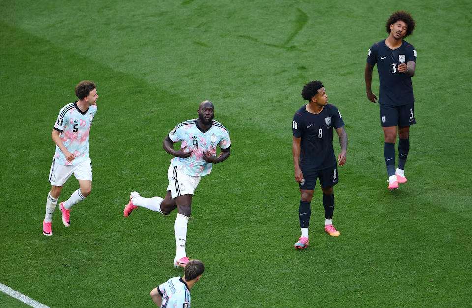 Romelu Lukaku của Bỉ ăn mừng bàn thắng thứ tư cùng Maxim De Cuyper. Nguồn: Reuters.