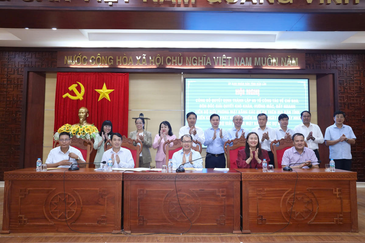 Các đơn vị kí cam kết thực hiện bồi thường, giải phóng mặt bằng. Ảnh:TH.