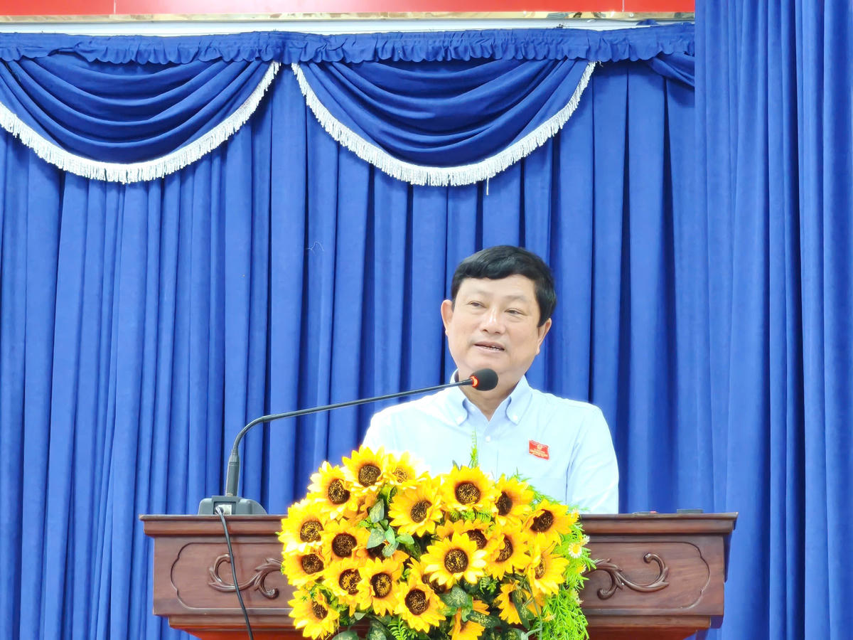 Ông Võ Văn Minh phát biểu tại buổi tiếp xúc cử tri. Ảnh: Q.Đ.