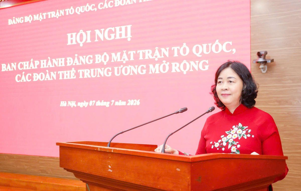 Ủy viên Bộ Chính trị, Bí thư Trung ương Đảng, Bí thư Đảng ủy MTTQ, các đoàn thể Trung ương, Chủ tịch UBTƯ MTTQ Việt Nam Bùi Thị Minh Hoài phát biểu tại Hội nghị. Ảnh: Quang Vinh