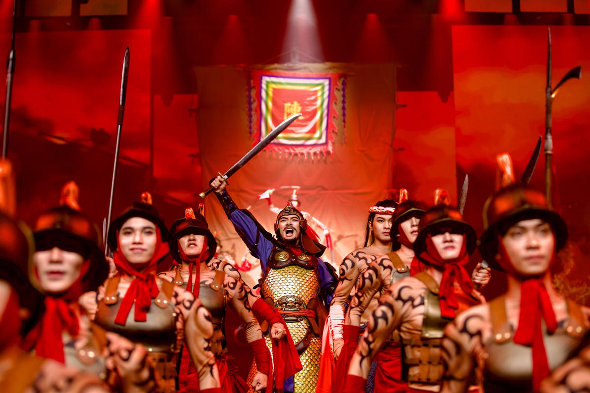 Show diễn đã “nén” 4.000 năm lịch sử hào hùng trong 75 phút, đem đến cho khán giả nhiều cung bậc cảm xúc từ choáng ngợp đến tự hào, xúc động.