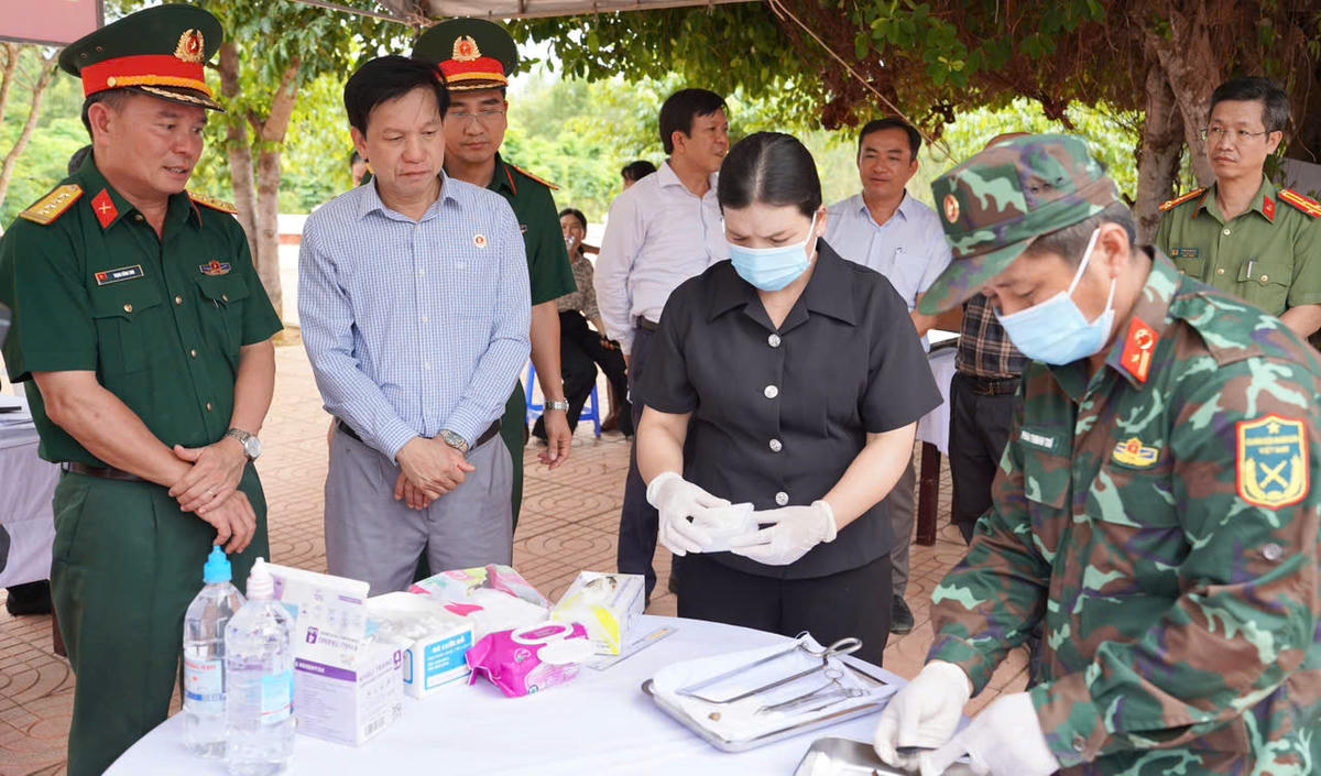 Phó Chủ tịch Thường trực UBND tỉnh Quảng Ngãi Y Ngọc kiểm tra công tác lấy mẫu AND hài cốt liệt sĩ. Ảnh: CĐ.