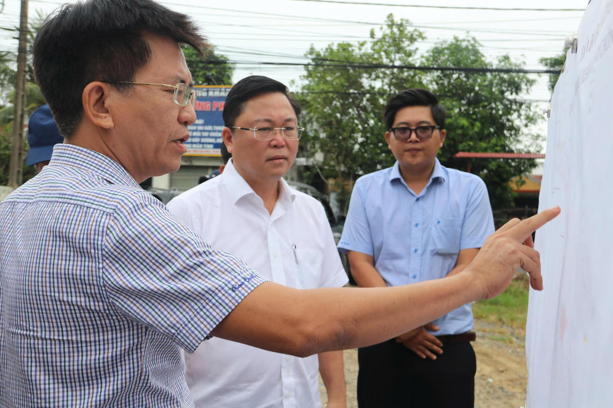Ông Lê Trí Thanh, Chủ tịch Ủy ban MTTQ Việt Nam TP Đà Nẵng đang lắng nghe địa phương báo cáo tình hình các dự án chậm tiến độ. Ảnh: CĐ.