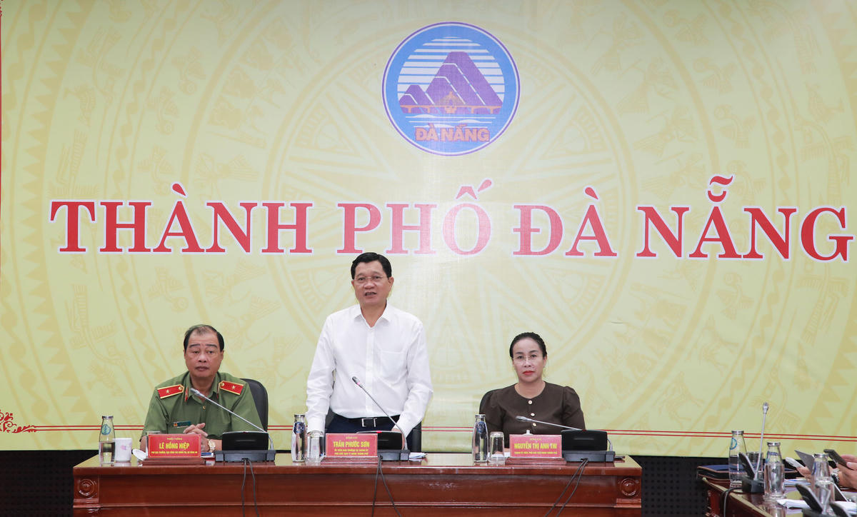 Ông Trần Phước Sơn (giữa); bà Nguyễn Thị Anh Thi (bên phải) và Thiếu tướng Lê Hồng Hiệp đồng Trưởng ban Tổ chức. Ảnh: Nguyễn Tú.