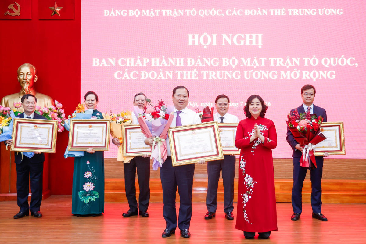 Chủ tịch Bùi Thị Minh Hoài trao tặng Huân chương Lao động Hạng Ba cho các tập thể, cá nhân đã có thành tích xuất sắc, tiêu biểu trong thực hiện Nghị quyết 18-NQ/TW. Ảnh: Quang Vinh.