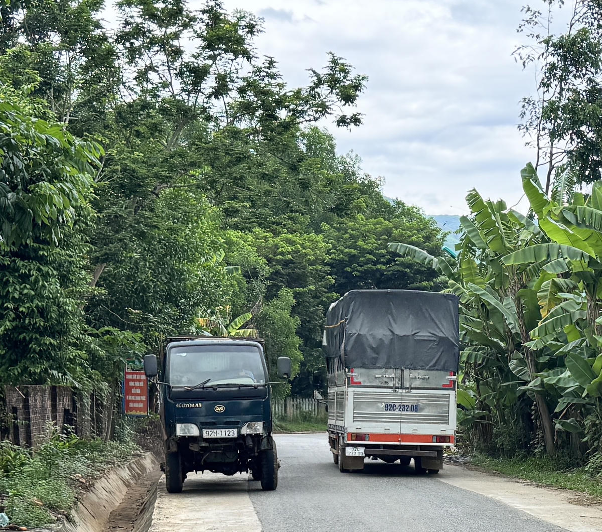  Đường nhỏ hẹp nên xe cộ tránh nhau rất khó khăn. Ảnh NT.