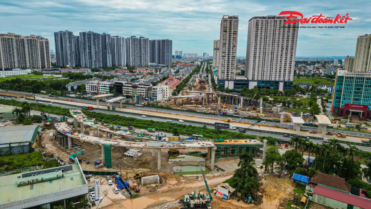 Nhiều đoạn trên đại lộ Thăng Long được rào chắn để phục vụ thi công giai đoạn 2 nút giao khác mức Vành đai 3,5.