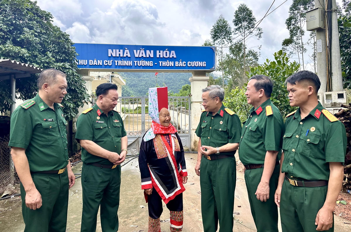 Đoàn công tác đến thăm bà con ở khu dân cư Trình Tường (thôn Bắc Cương, xã Hoành Mô). Ảnh: Ngọc Anh