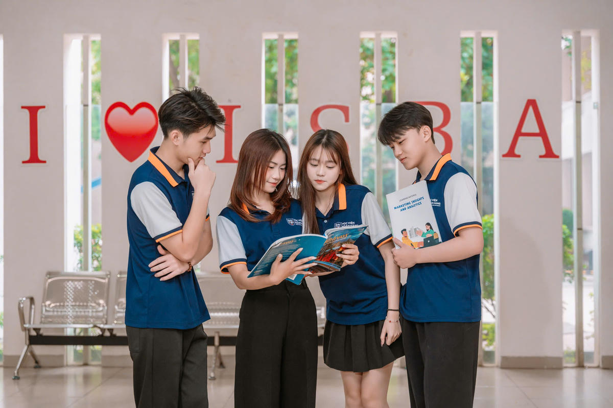 Sinh viên Học viện Ngân hàng. Ảnh: NTCC