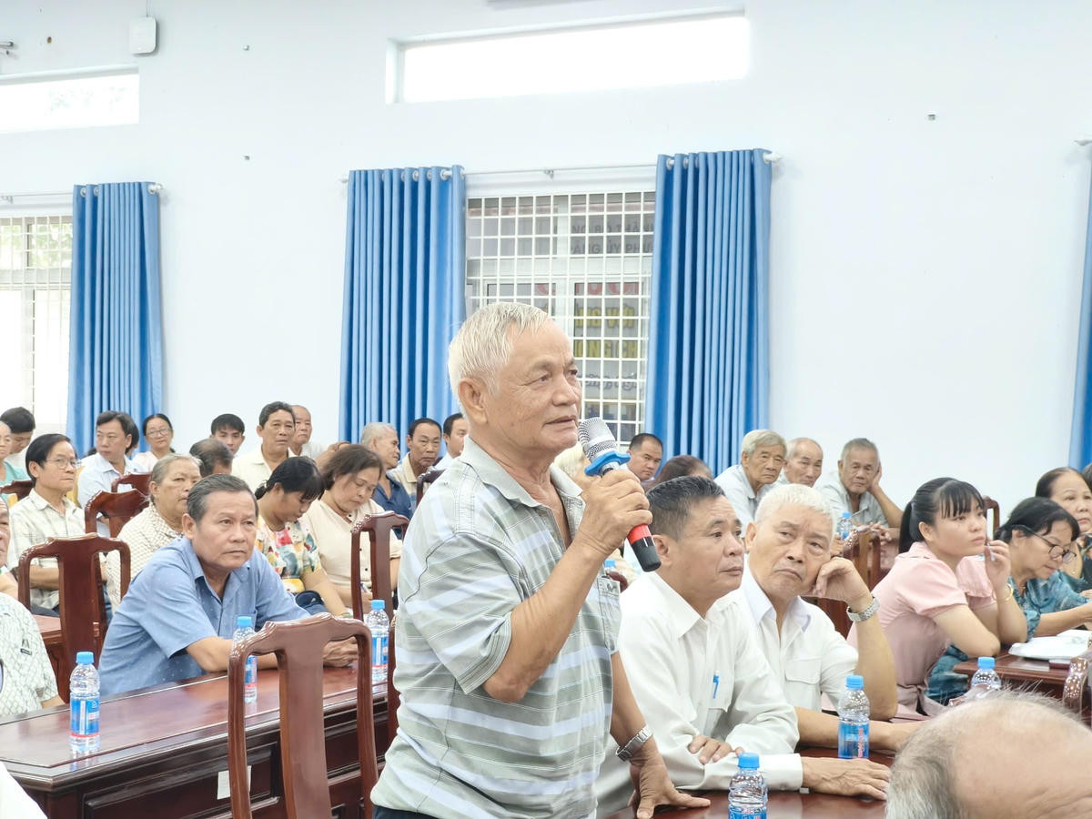 Cử tri Nguyễn Văn Ru nếu ý kiến tại buổi tiếp xúc cử tri. Ảnh: Q.Đ.