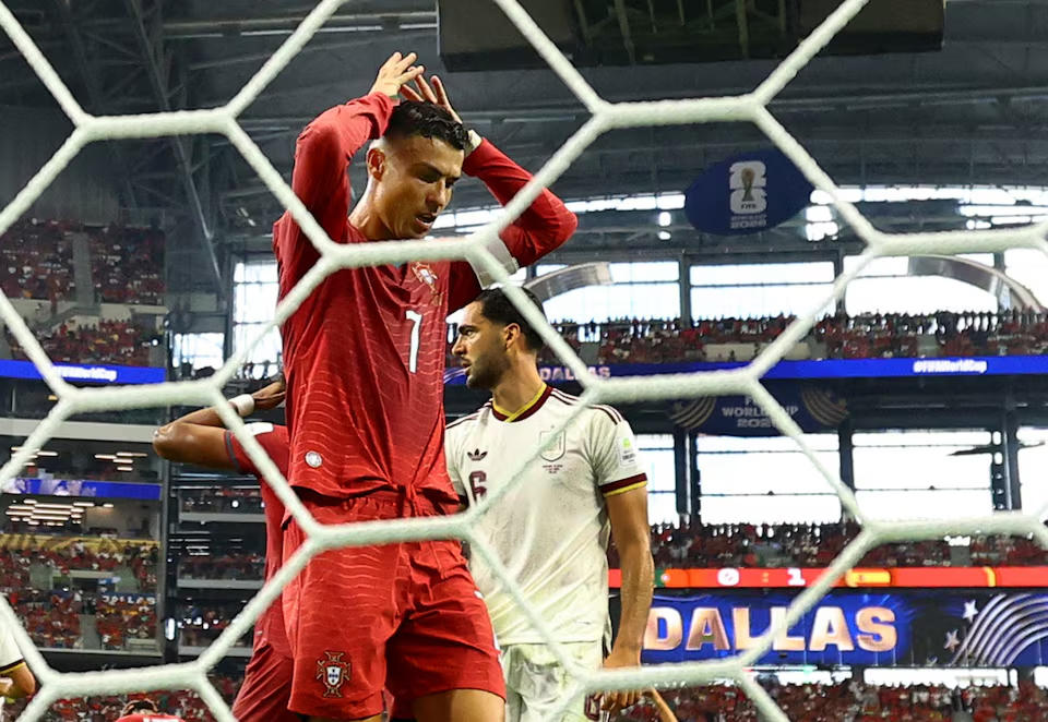 Ronaldo phản ứng sau một cơ hội bị bỏ lỡ. Nguồn: Reuters.