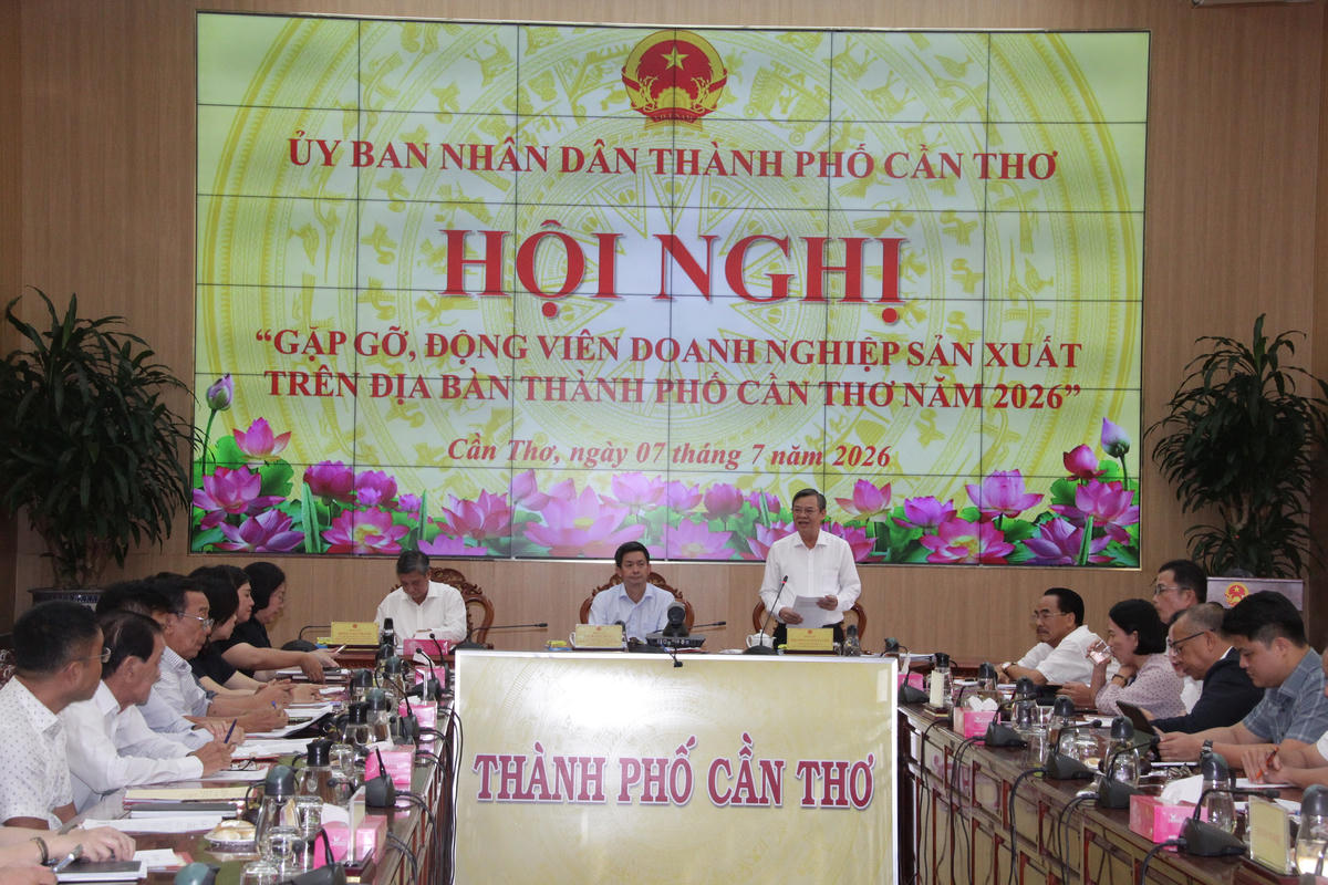 Chủ tịch UBND TP Cần Thơ Trương Cảnh Tuyên phát biểu tại cuộc họp. Ảnh HX