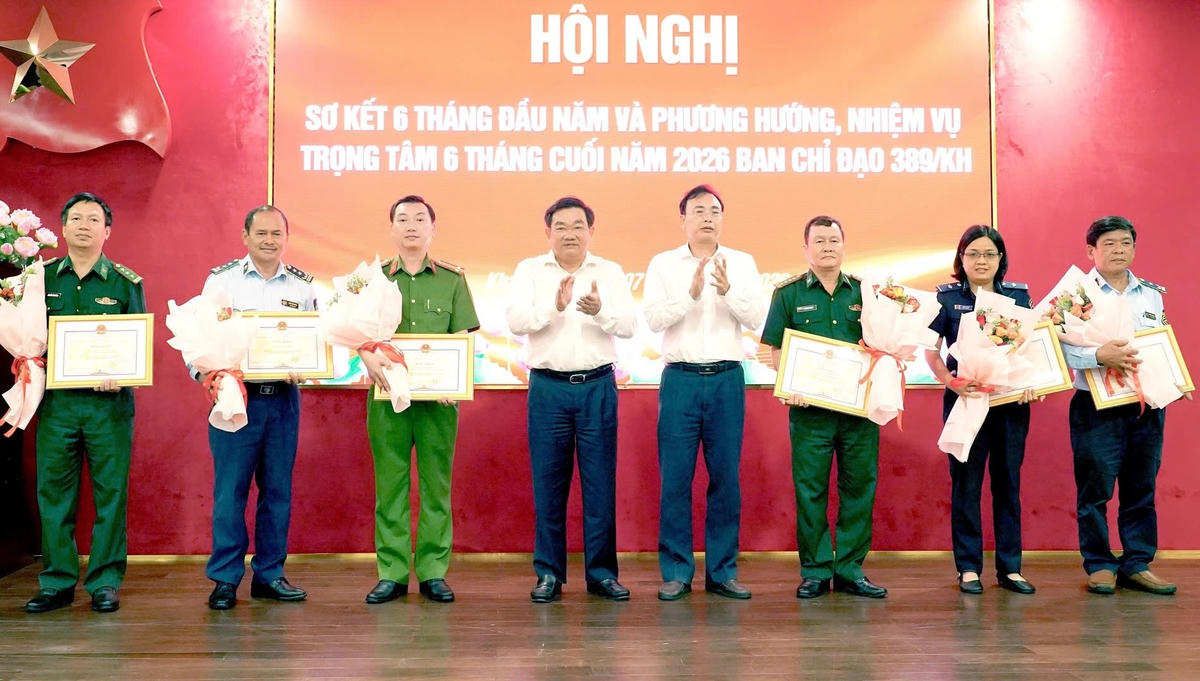 Trao bằng khen cho các tập thể, cá nhân có thành tích xuất sắc trong công tác đấu tranh chống buôn lậu, gian lận thương mại và hàng giả năm 2025. 