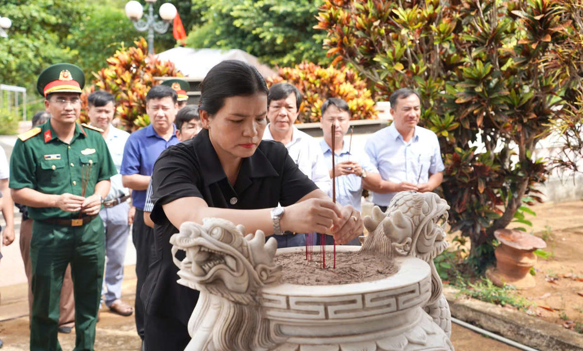 Phó Chủ tịch Thường trực UBND tỉnh Quảng Ngãi Y Ngọc dâng hương tại Nghĩa trang liệt sĩ xã Đông Sơn. Ảnh: CĐ.