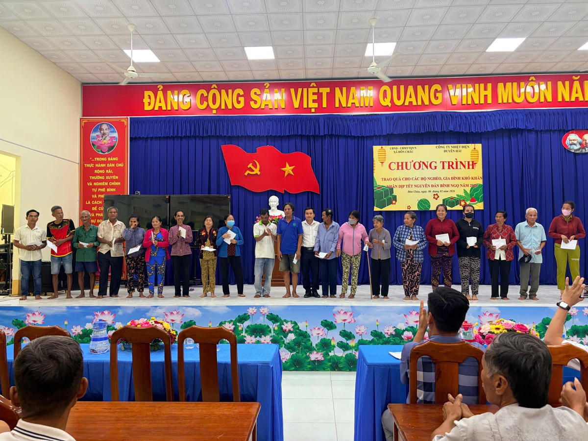 Đại diện Công ty Nhiệt điện Duyên Hải trao quà Tết cho các gia đình chính sách trên địa bàn tỉnh Vĩnh Long.
