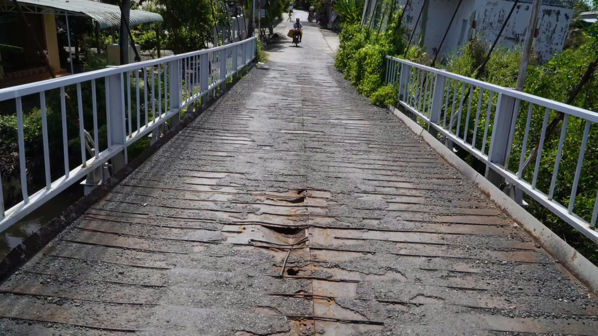 Các tấm thép mặt đường của cầu đã rỉ sét tạo thành lỗ thủng tiềm ẩn nguy cơ mất an toàn giao thông. Ảnh: Nguyên Du