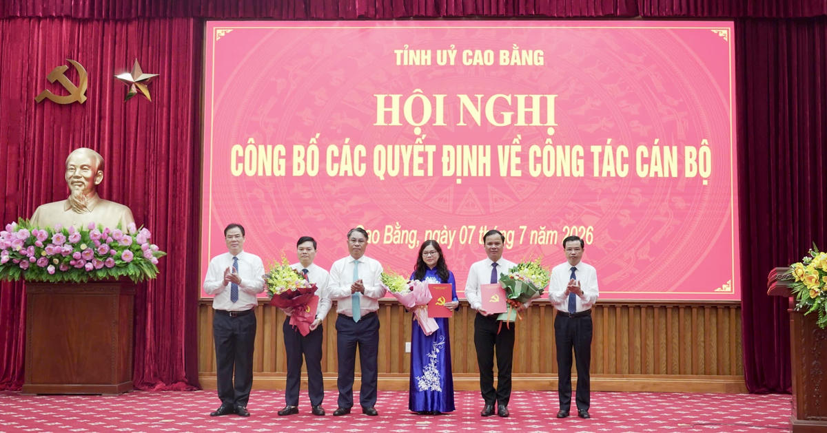 Thường trực Tỉnh ủy Cao Bằng trao các quyết định về công tác cán bộ. 