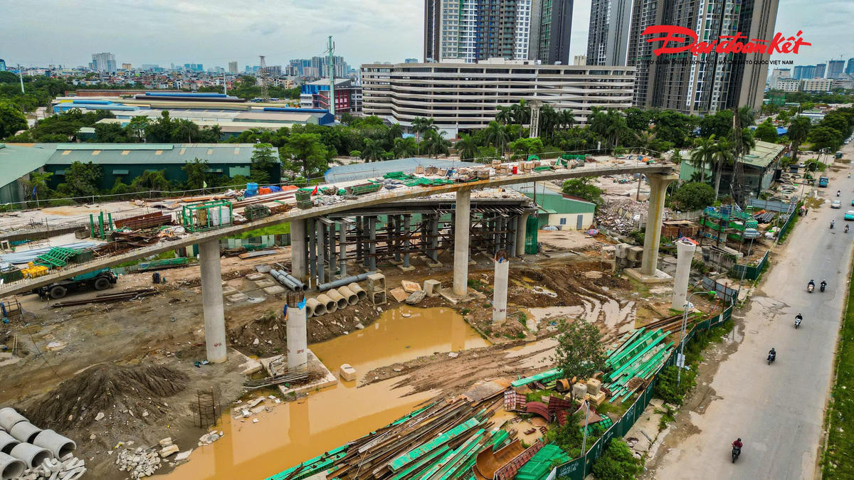 Nút giao gần 2.400 tỷ đồng ở cửa ngõ phía Tây Hà Nội dần lộ diện sau hơn một năm thi công